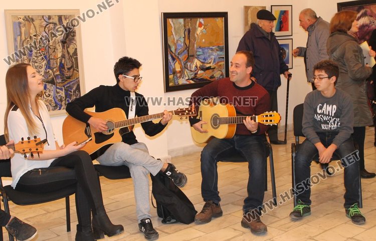 38 картини представя Коледна изложба в Димитровград