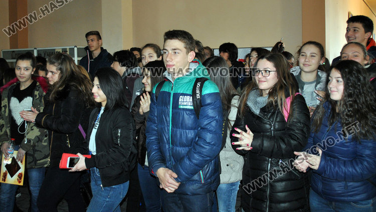 600 гимназисти от Езиковата са пели в хор “Лира” за 30 г.