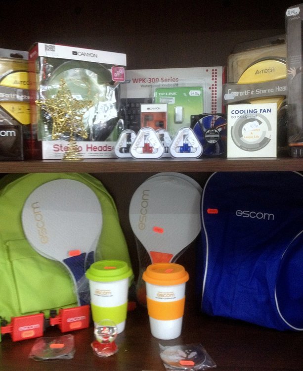 Коледно настроение и подаръци очакват на касите клиентите на ЕСКОМ