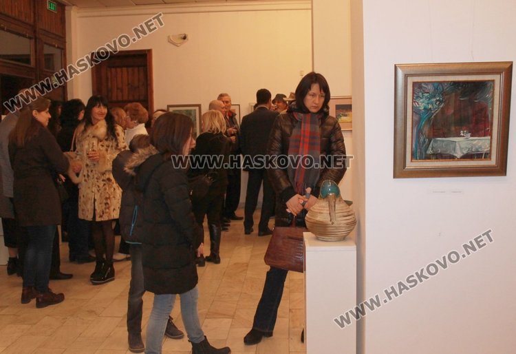 38 картини представя Коледна изложба в Димитровград