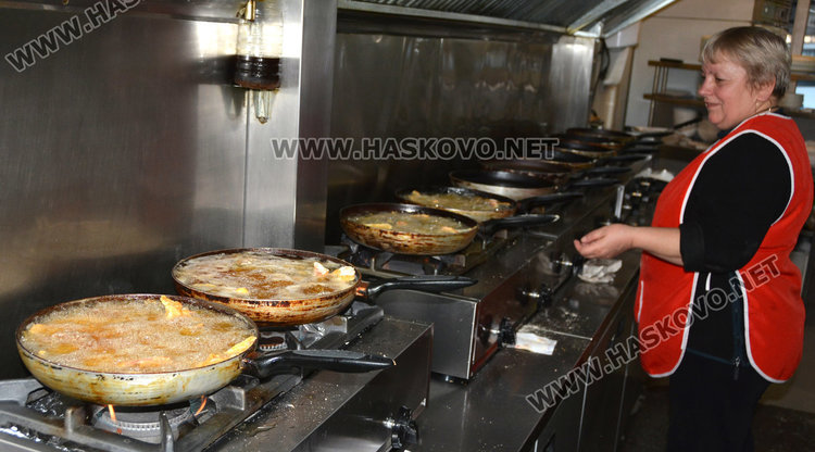 Ресторант пържи 300 килограма шаран за Никулден