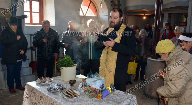 Хасковски свещеник служи на имения си ден, черпи с постни бонбони