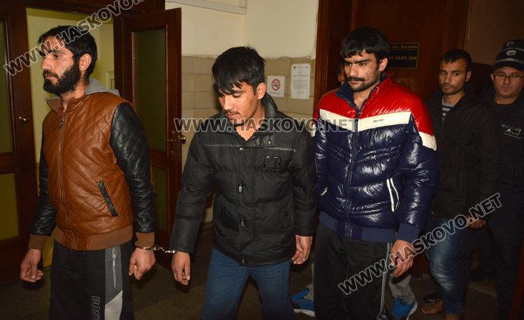 Последните от групата пълнолетни мигранти 