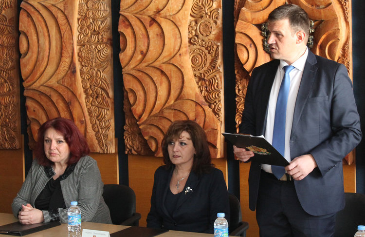 Рецитал и подаръци за празника на Симеоновград