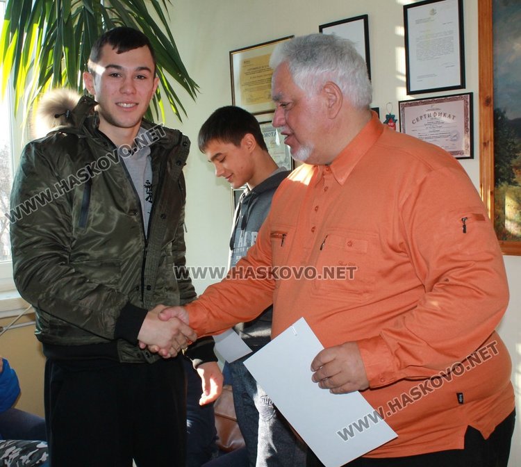 10 възпитаници на Езикова гимназия със стипендии за даровити деца