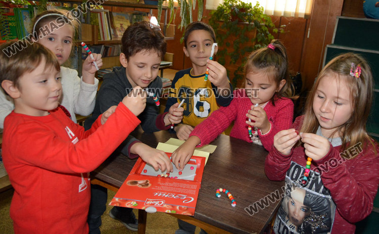 6-годишни изработиха коледна украса в библиотеката