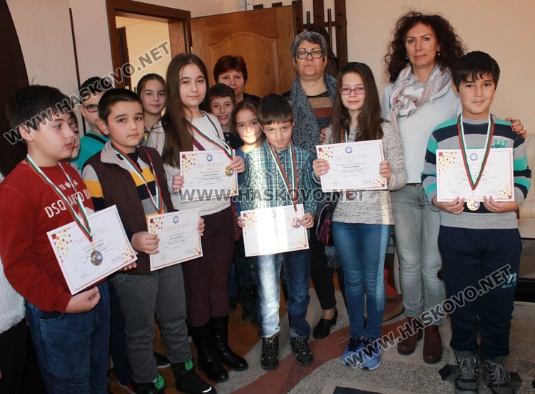 Отличените каравеловци и техните преподаватели