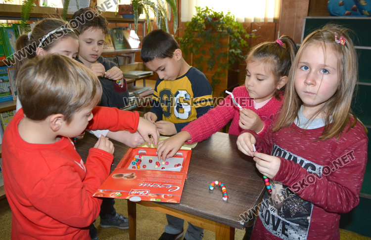 6-годишни изработиха коледна украса в библиотеката