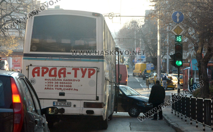Фолксваген Поло се заби в автобус до ДНА в Хасково