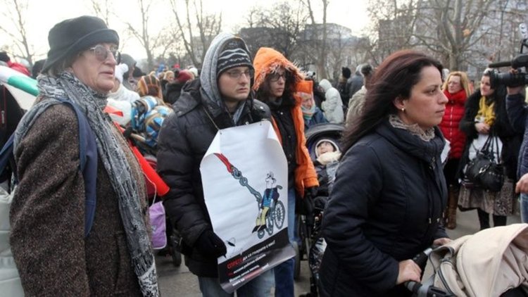 Родители на деца с увреждания оградиха НС с жива верига