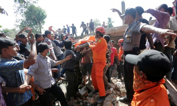 54 са вече жертвите на силния трус в Индонезия