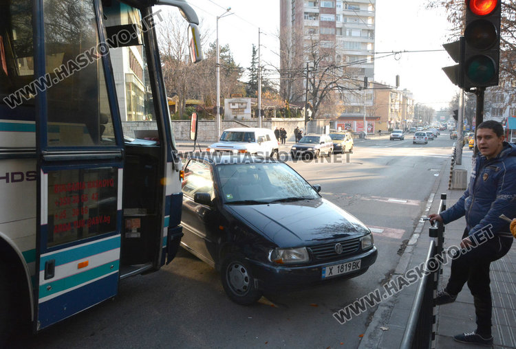 Фолксваген Поло се заби в автобус до ДНА в Хасково