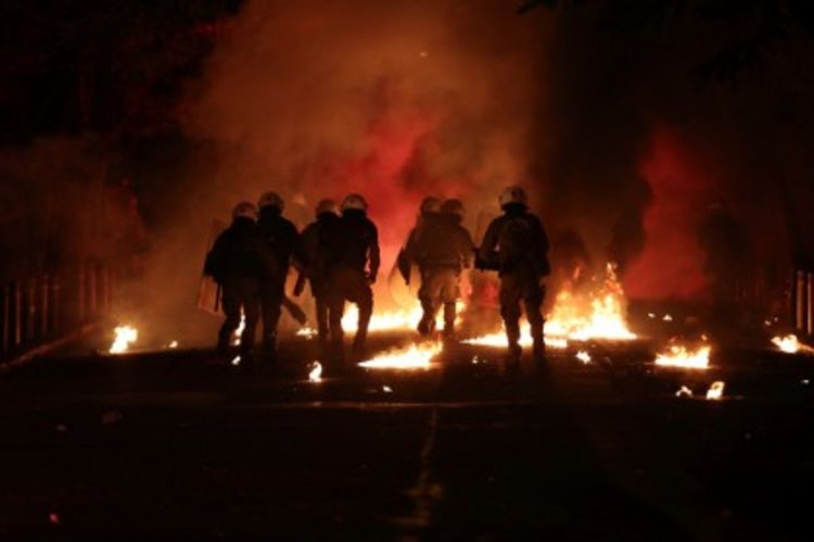 Насилие избухна след мирен поход в центъра на Атина