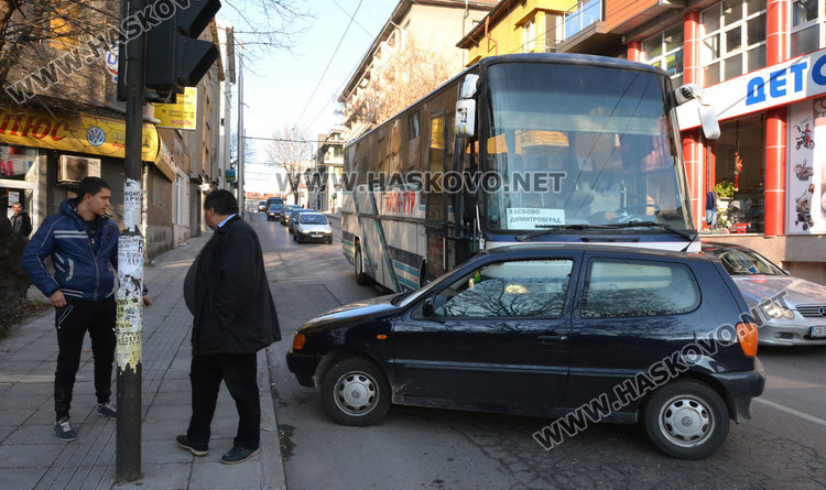 Шофьорът на Полото Кирил Георгиев (вляво) и шофьорът на автобуса