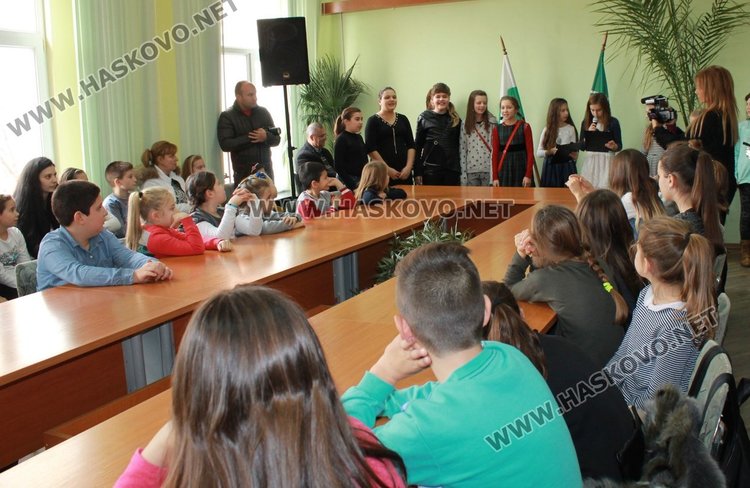 49 славейковци получиха стипендии по наредбата за даровити деца