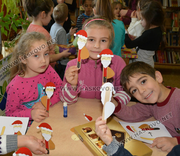 6-годишни изработиха коледна украса в библиотеката