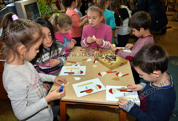 6-годишни изработиха коледна украса в библиотеката