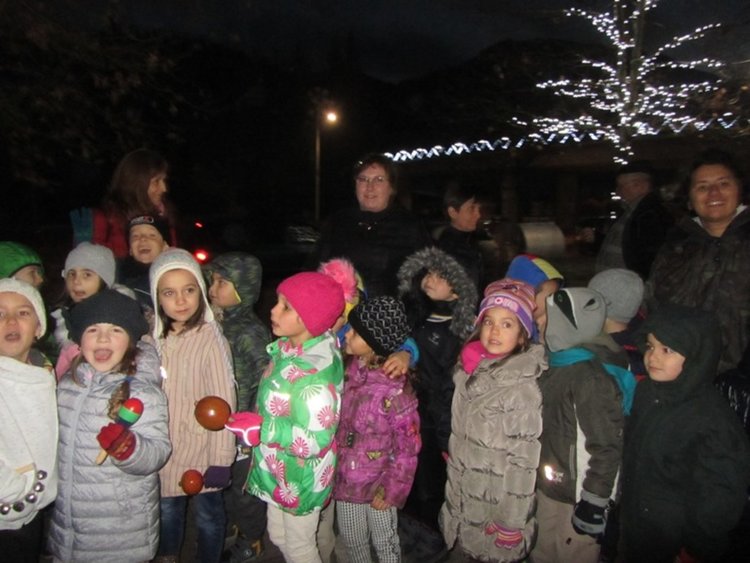 Със заря запалиха светлините на коледната елха в Смолян