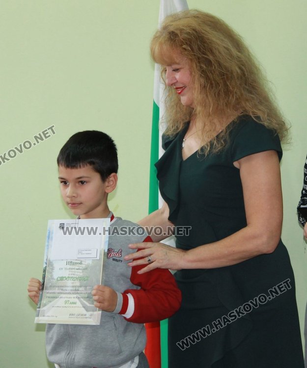 49 славейковци получиха стипендии по наредбата за даровити деца