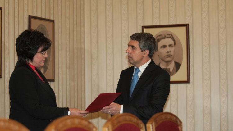 Нинова върна мандата за правителство на президента за три минути