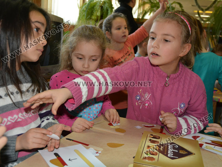 6-годишни изработиха коледна украса в библиотеката