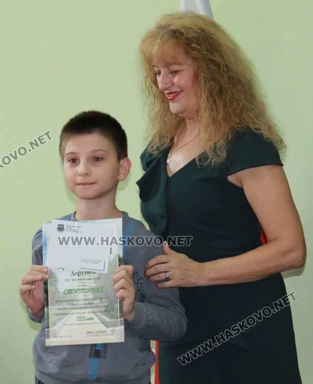 49 славейковци получиха стипендии по наредбата за даровити деца