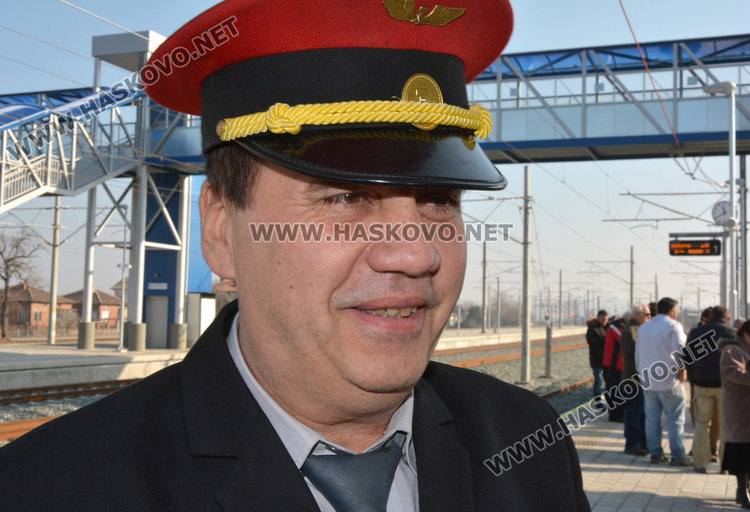 Емил посреща и изпраща  влаковете с усмивка  