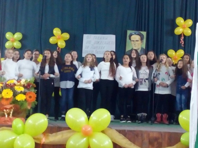 С букет от песни и танци школото в Бенковски отбеляза патронния си празник