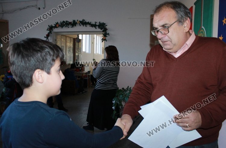 Каравеловци получиха стипендиите си по наредбата за даровити деца