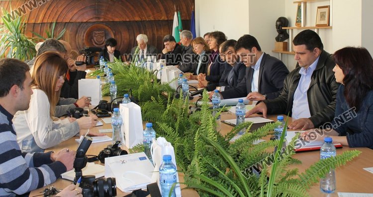 На пресконференция преди първата копка бяха дадени детайли по проекта