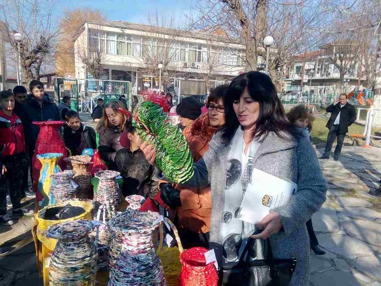 С букет от песни и танци школото в Бенковски отбеляза патронния си празник