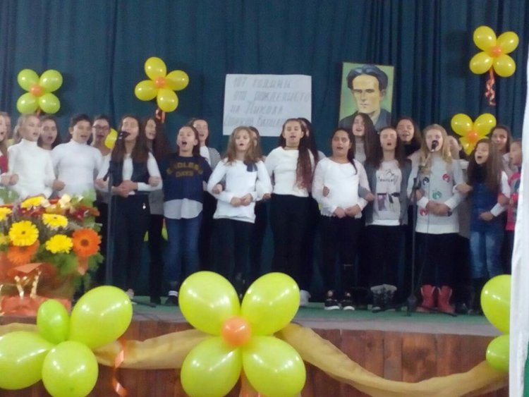 С букет от песни и танци школото в Бенковски отбеляза патронния си празник