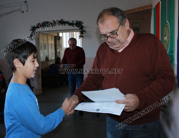 Каравеловци получиха стипендиите си по наредбата за даровити деца