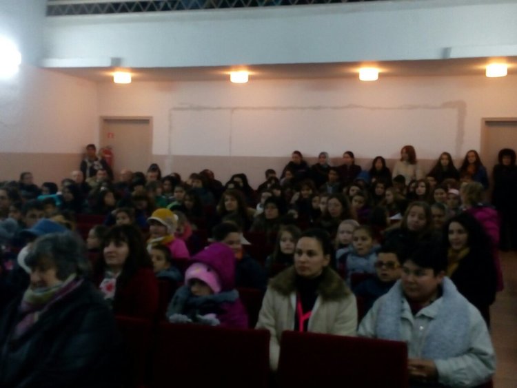 С букет от песни и танци школото в Бенковски отбеляза патронния си празник