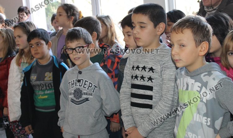 Каравеловци получиха стипендиите си по наредбата за даровити деца