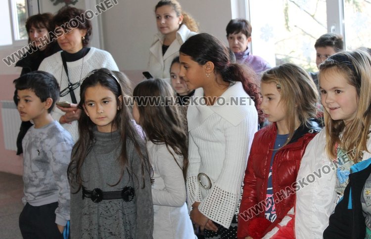 Каравеловци получиха стипендиите си по наредбата за даровити деца