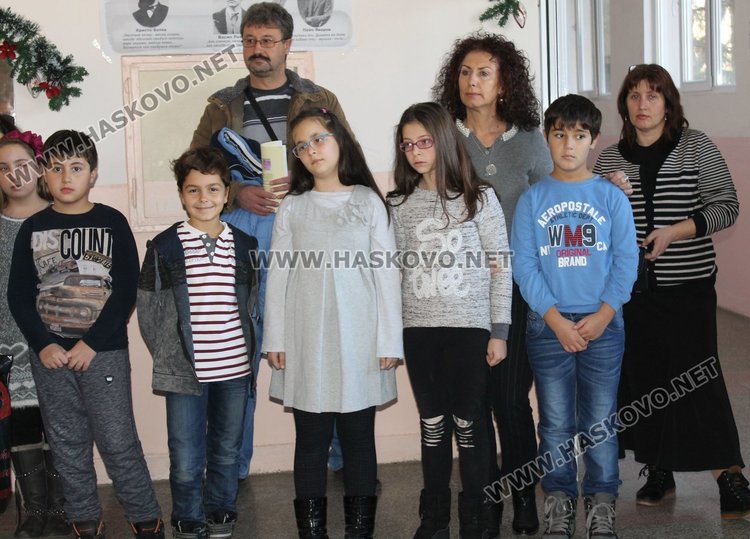 Каравеловци получиха стипендиите си по наредбата за даровити деца