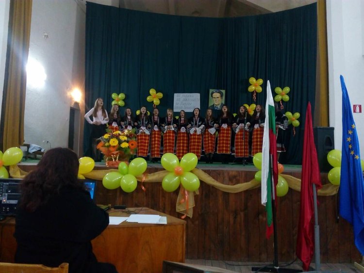 С букет от песни и танци школото в Бенковски отбеляза патронния си празник