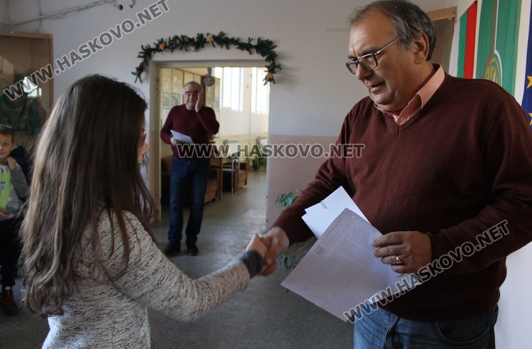 Каравеловци получиха стипендиите си по наредбата за даровити деца