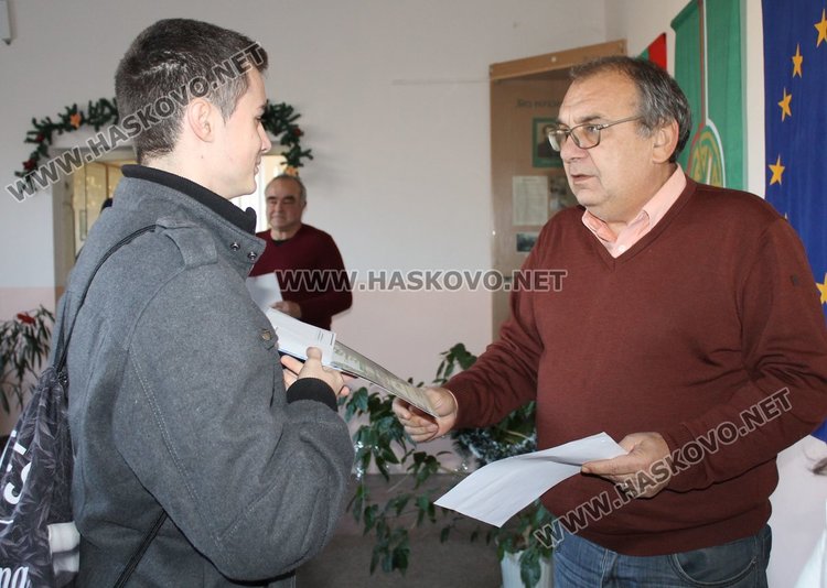 Каравеловци получиха стипендиите си по наредбата за даровити деца