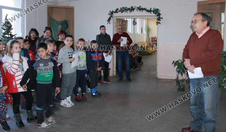 Каравеловци получиха стипендиите си по наредбата за даровити деца