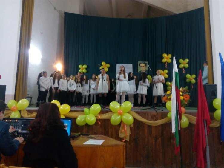 С букет от песни и танци школото в Бенковски отбеляза патронния си празник
