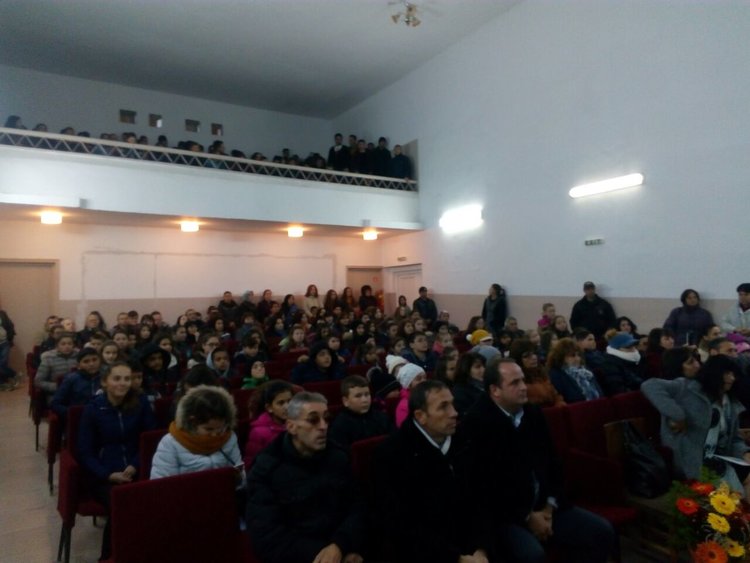 С букет от песни и танци школото в Бенковски отбеляза патронния си празник