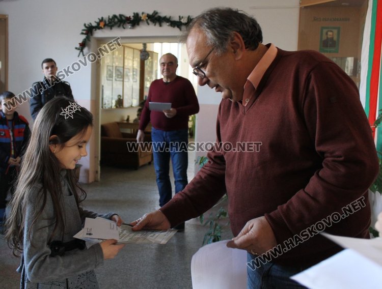 Каравеловци получиха стипендиите си по наредбата за даровити деца