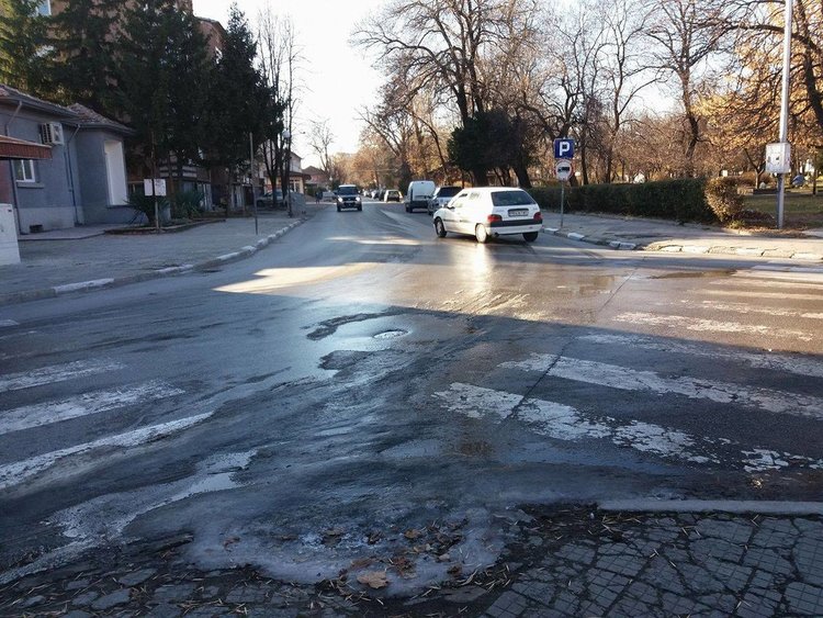 ВиК ще оправят "ледената пързалка" на "Орфей" другата седмица