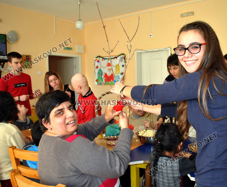 Шарени сурвачки завиха етнографите от Младежкия център в Дом Марина