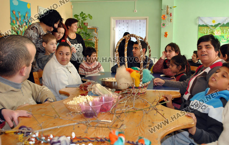 Шарени сурвачки завиха етнографите от Младежкия център в Дом Марина