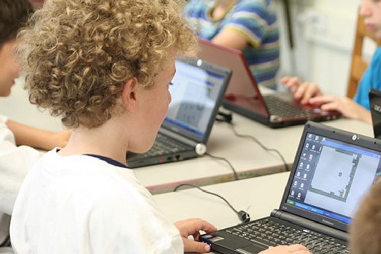 Ученици рисуват своите мечти в конкурс под егидата на областния управител