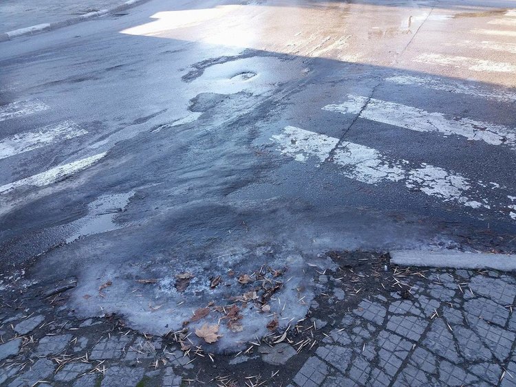 ВиК ще оправят "ледената пързалка" на "Орфей" другата седмица