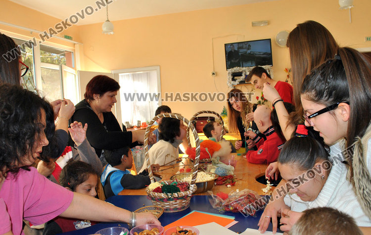 Шарени сурвачки завиха етнографите от Младежкия център в Дом Марина